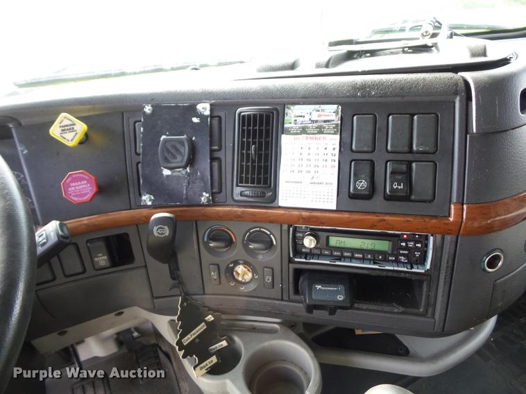 image for item L4451 2006 Volvo VNL semi truck