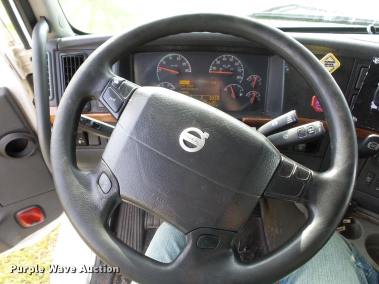 image for item L4451 2006 Volvo VNL semi truck