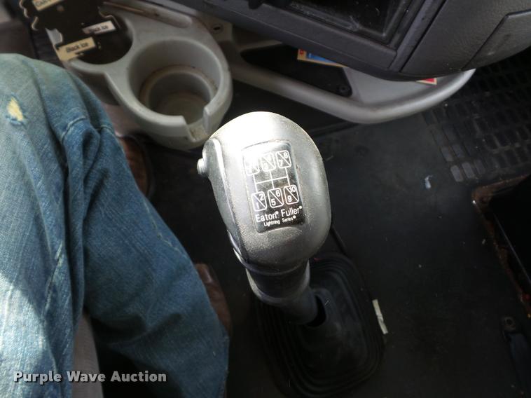 image for item L4451 2006 Volvo VNL semi truck