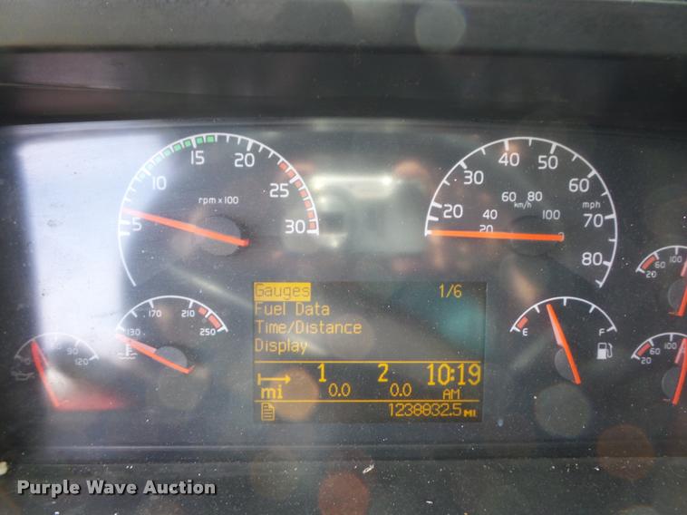 image for item L4451 2006 Volvo VNL semi truck