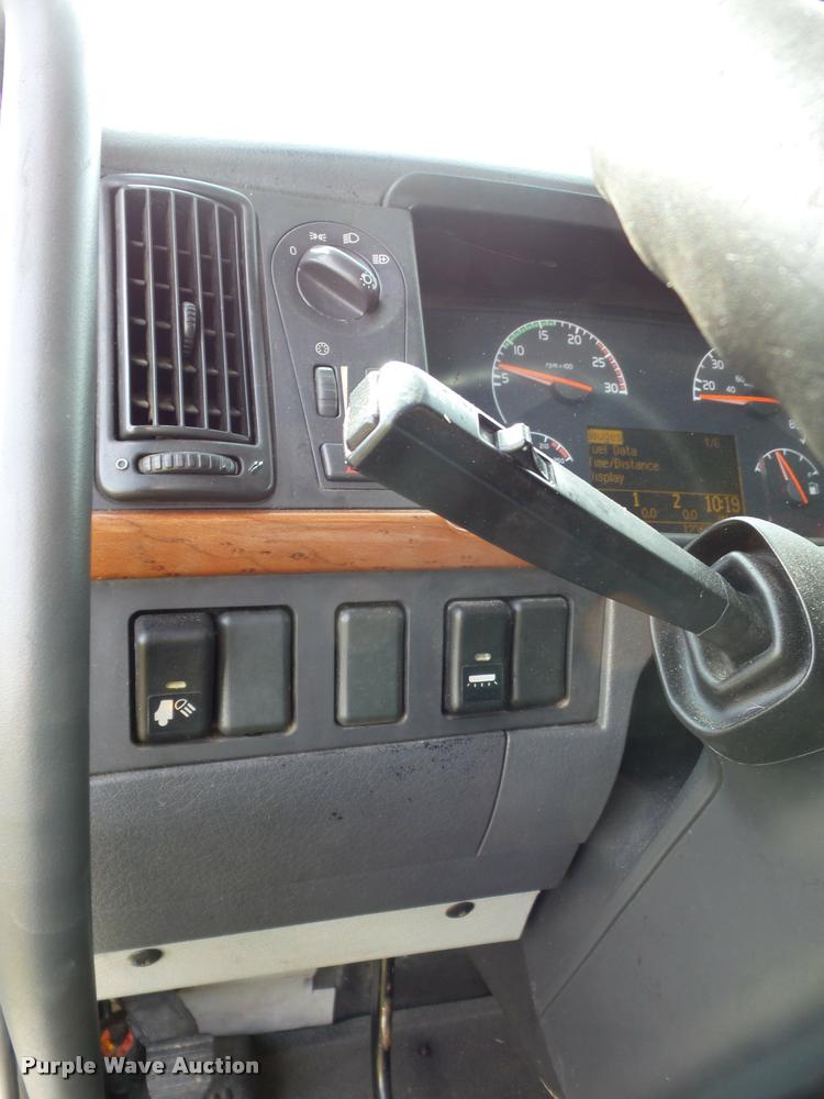 image for item L4451 2006 Volvo VNL semi truck