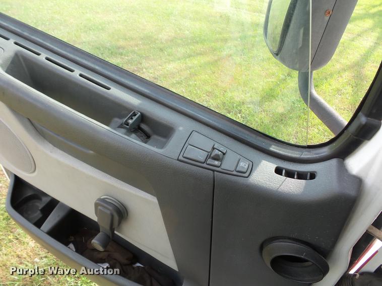 image for item L4451 2006 Volvo VNL semi truck