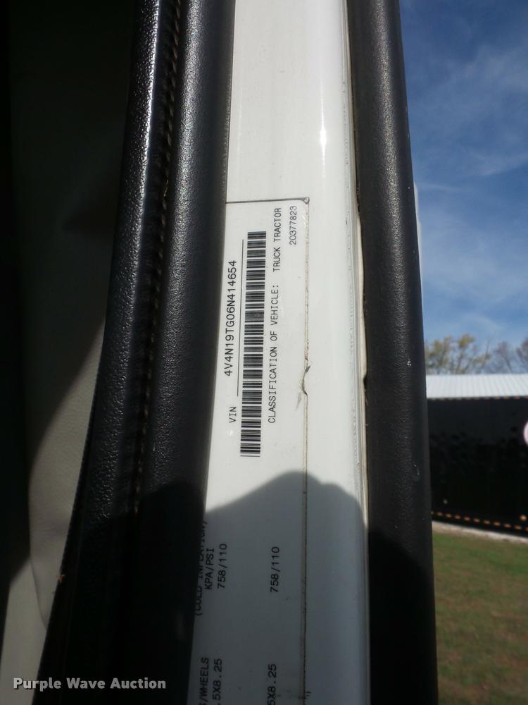 image for item L4451 2006 Volvo VNL semi truck