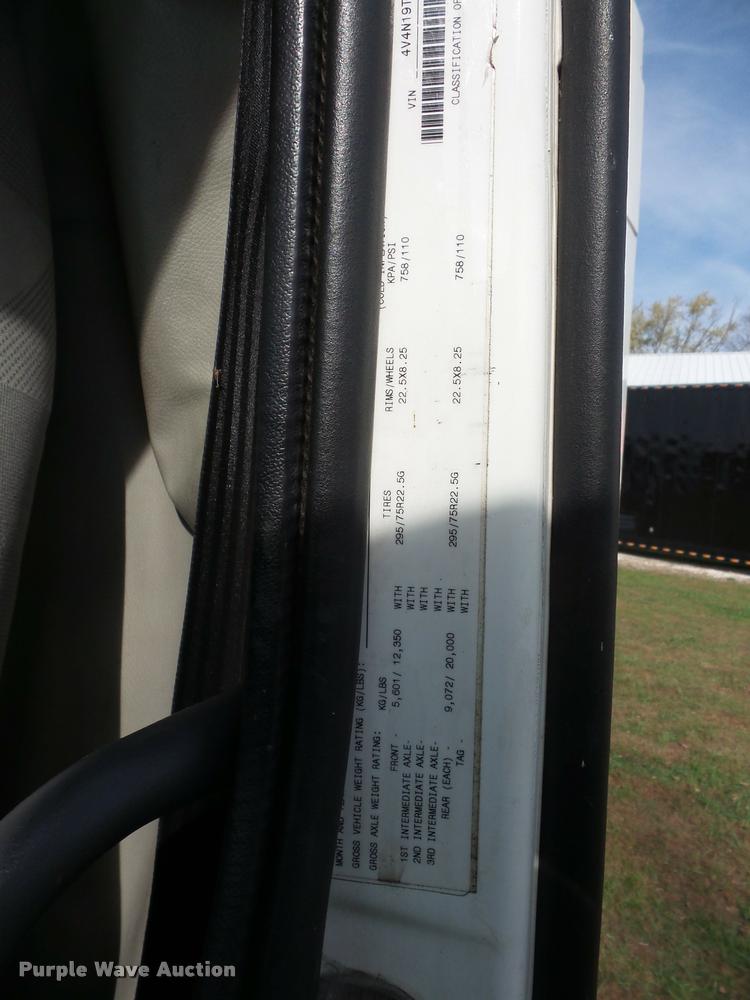 image for item L4451 2006 Volvo VNL semi truck