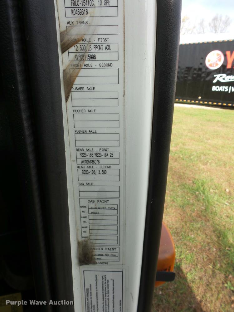 image for item L4451 2006 Volvo VNL semi truck