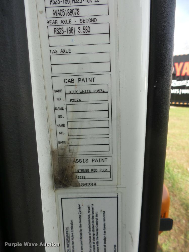 image for item L4451 2006 Volvo VNL semi truck