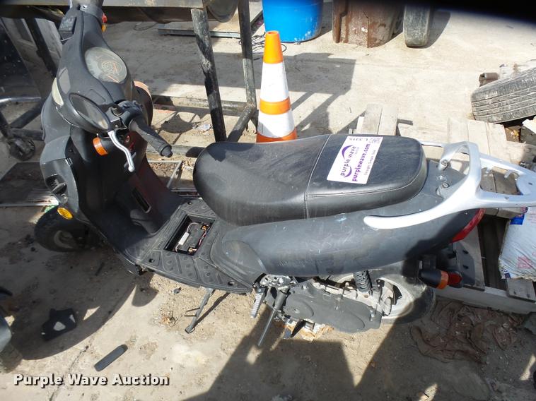 image for item L3315 2013 Bashan moped