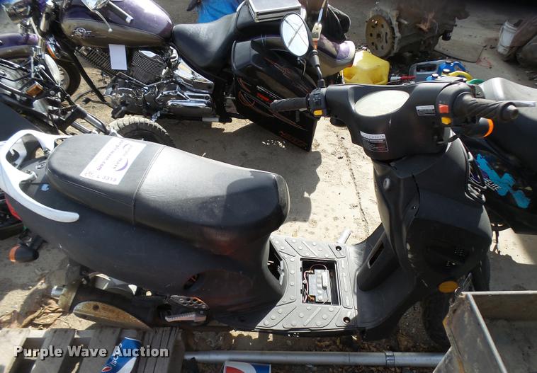 image for item L3315 2013 Bashan moped