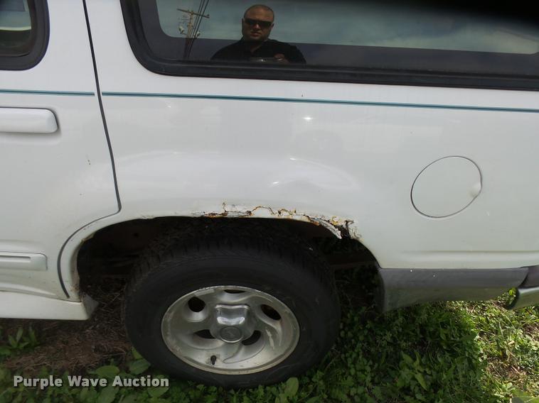 image for item L3319 1995 Ford Explorer SUV