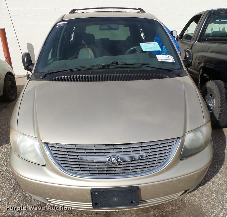 image for item L3327 2001 Chrysler Town & Country van