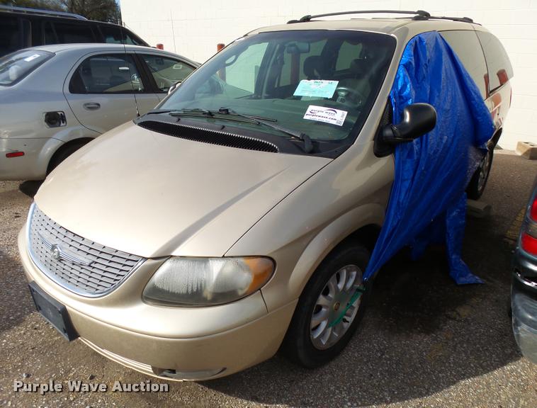 image for item L3327 2001 Chrysler Town & Country van