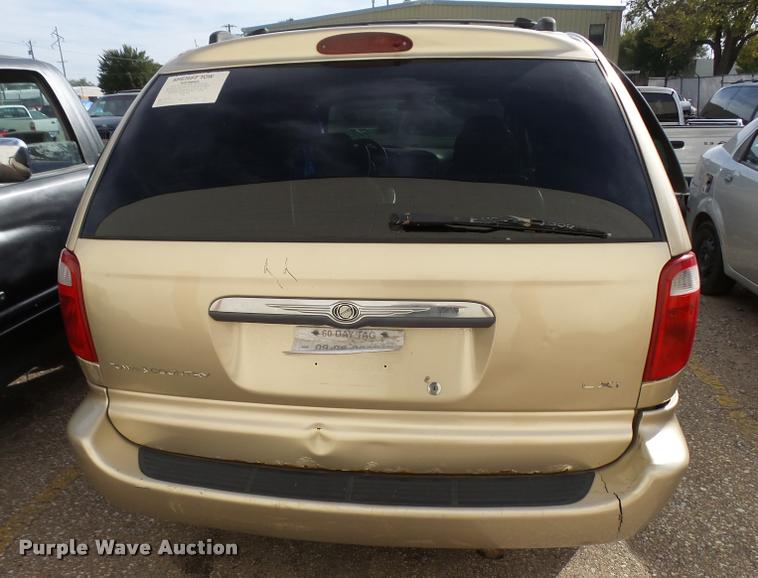 image for item L3327 2001 Chrysler Town & Country van