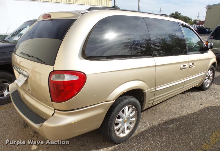 image for item L3327 2001 Chrysler Town & Country van