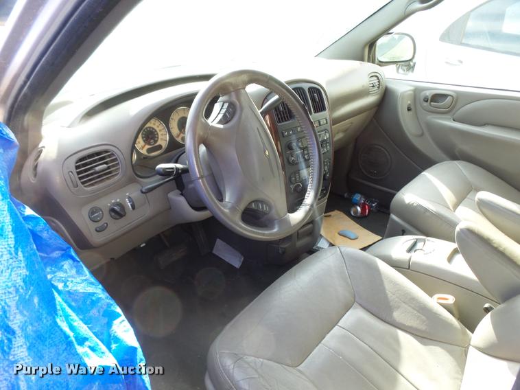 image for item L3327 2001 Chrysler Town & Country van