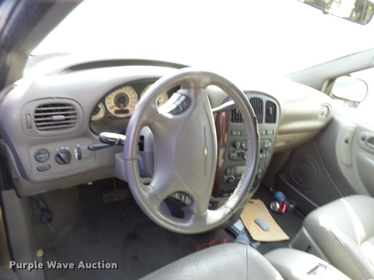 image for item L3327 2001 Chrysler Town & Country van