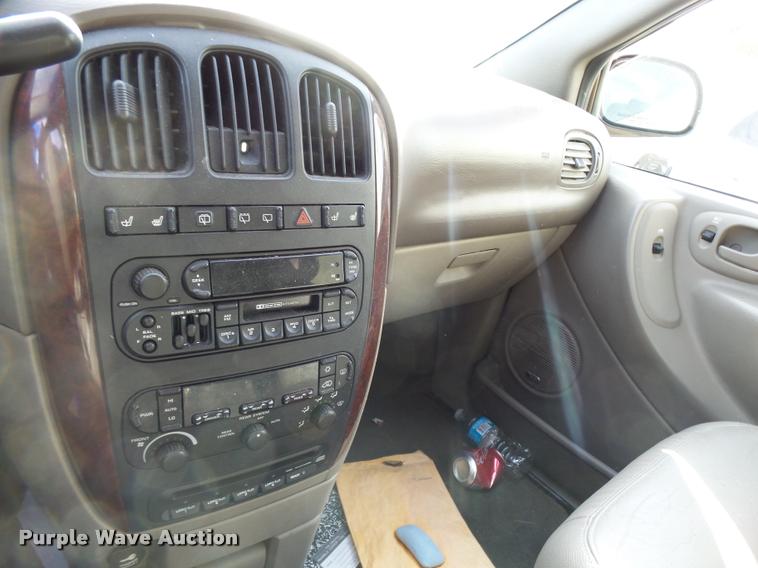 image for item L3327 2001 Chrysler Town & Country van