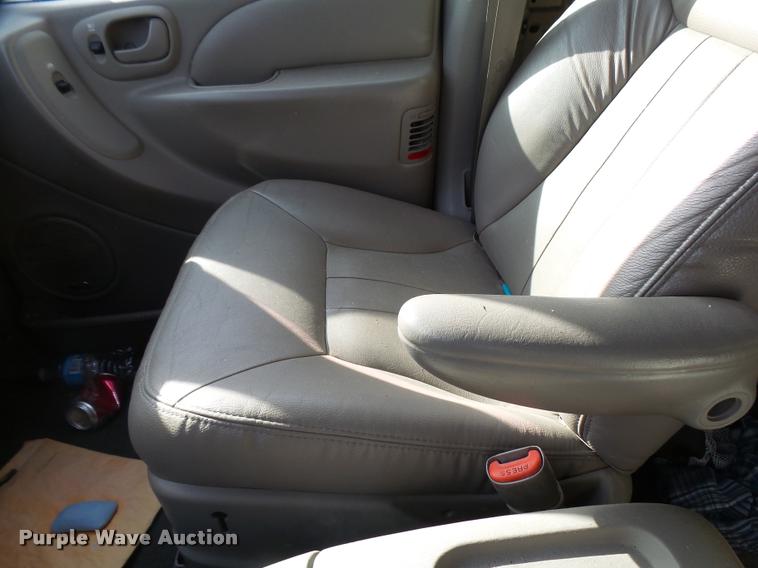 image for item L3327 2001 Chrysler Town & Country van