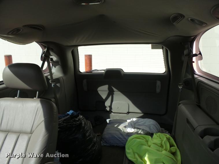image for item L3327 2001 Chrysler Town & Country van