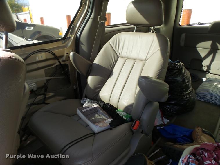 image for item L3327 2001 Chrysler Town & Country van