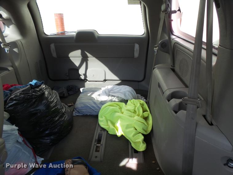 image for item L3327 2001 Chrysler Town & Country van