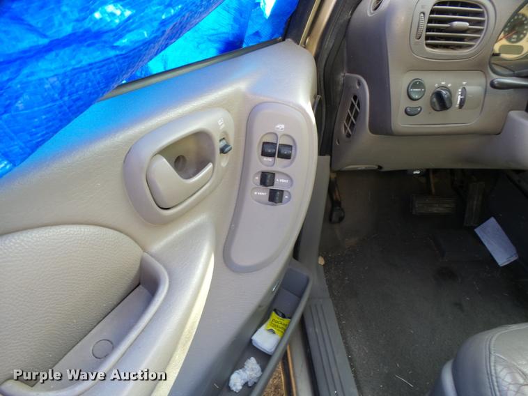 image for item L3327 2001 Chrysler Town & Country van