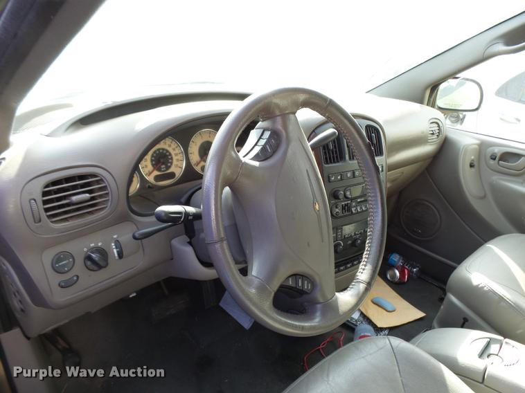 image for item L3327 2001 Chrysler Town & Country van