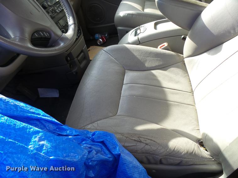 image for item L3327 2001 Chrysler Town & Country van