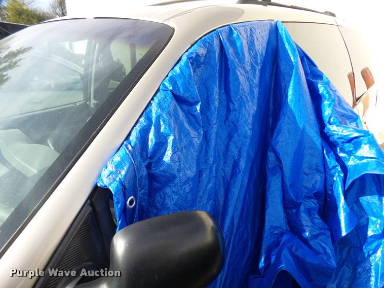 image for item L3327 2001 Chrysler Town & Country van