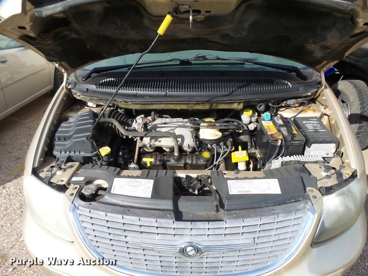 image for item L3327 2001 Chrysler Town & Country van