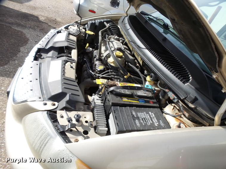 image for item L3327 2001 Chrysler Town & Country van