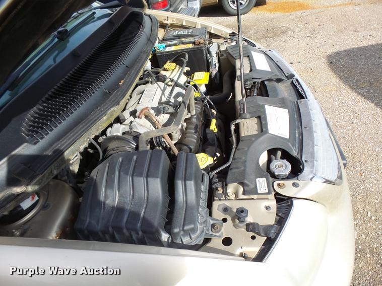 image for item L3327 2001 Chrysler Town & Country van