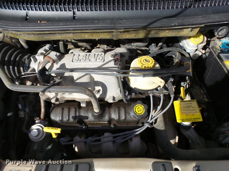 image for item L3327 2001 Chrysler Town & Country van