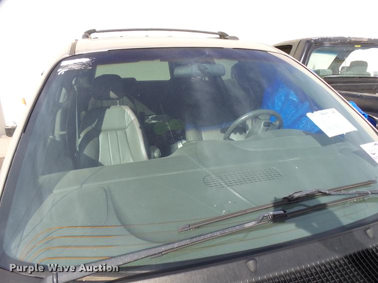 image for item L3327 2001 Chrysler Town & Country van