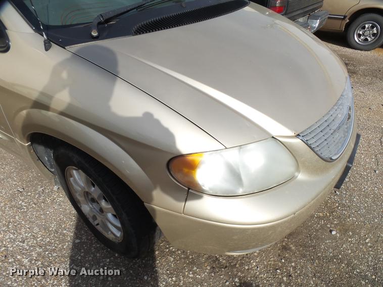 image for item L3327 2001 Chrysler Town & Country van