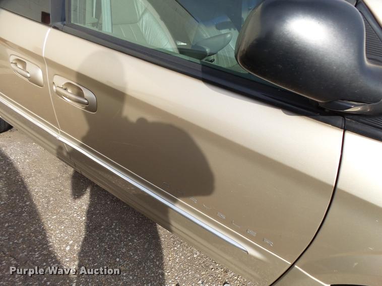 image for item L3327 2001 Chrysler Town & Country van