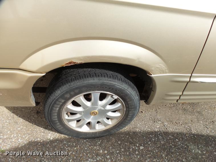 image for item L3327 2001 Chrysler Town & Country van