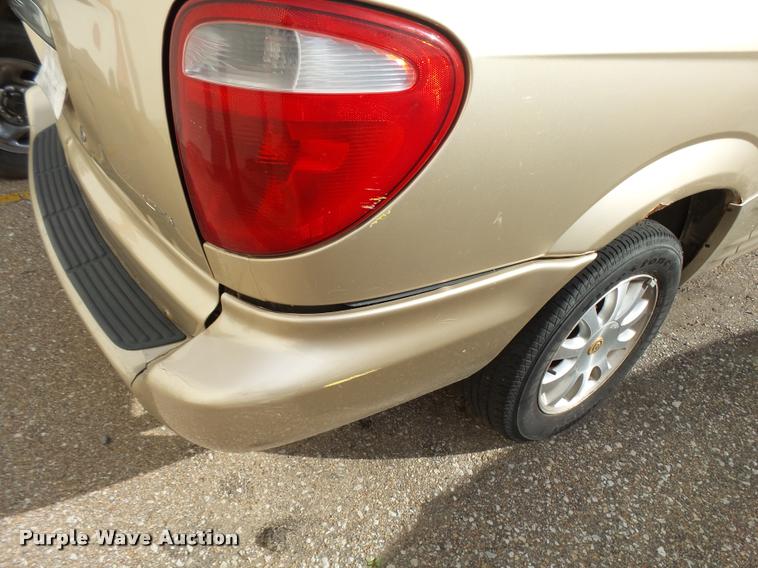 image for item L3327 2001 Chrysler Town & Country van