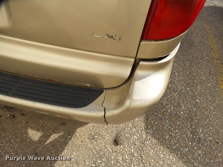 image for item L3327 2001 Chrysler Town & Country van