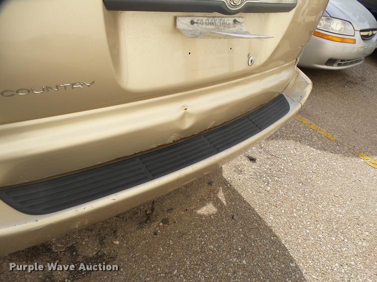 image for item L3327 2001 Chrysler Town & Country van