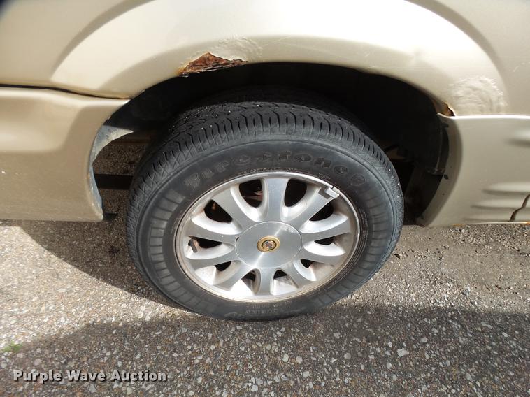 image for item L3327 2001 Chrysler Town & Country van