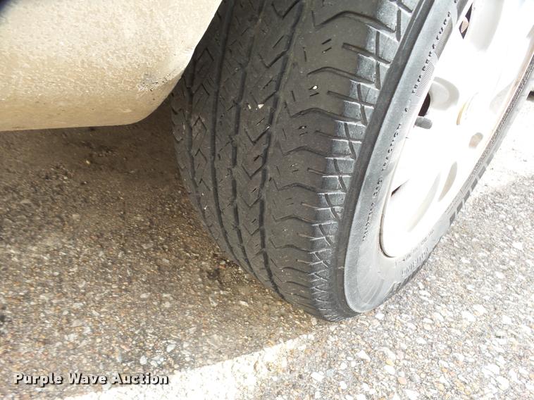 image for item L3327 2001 Chrysler Town & Country van