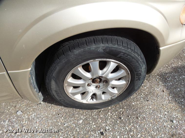 image for item L3327 2001 Chrysler Town & Country van