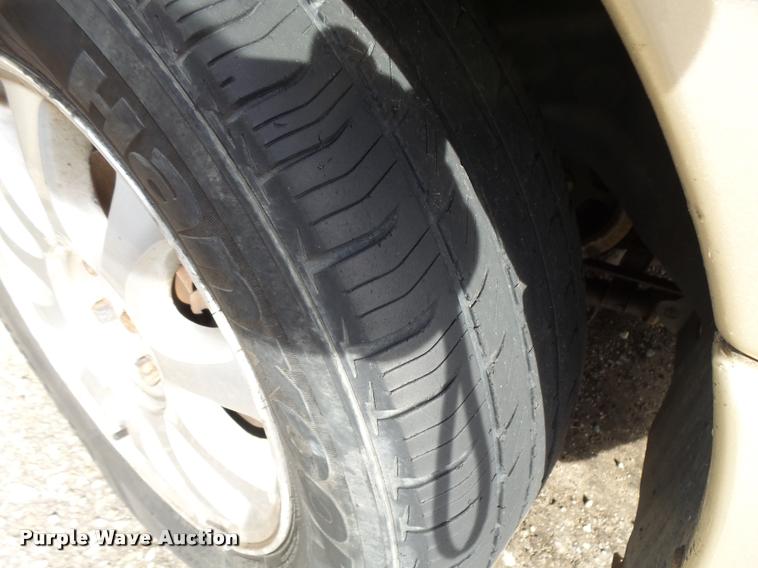 image for item L3327 2001 Chrysler Town & Country van