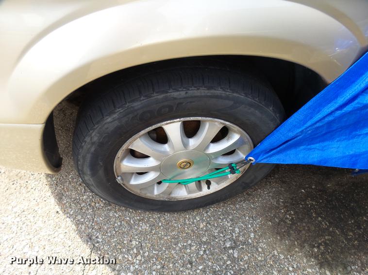 image for item L3327 2001 Chrysler Town & Country van