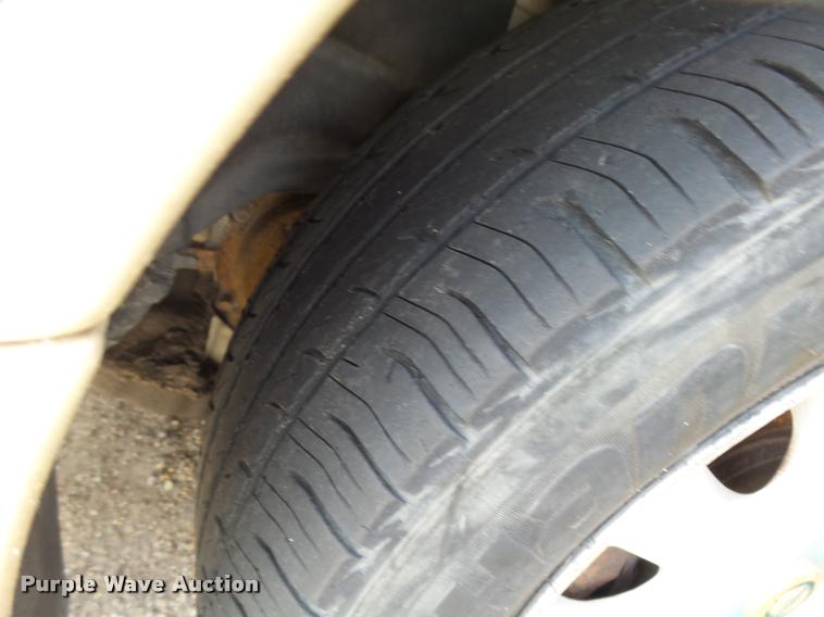 image for item L3327 2001 Chrysler Town & Country van