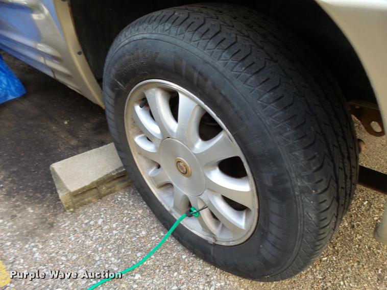 image for item L3327 2001 Chrysler Town & Country van