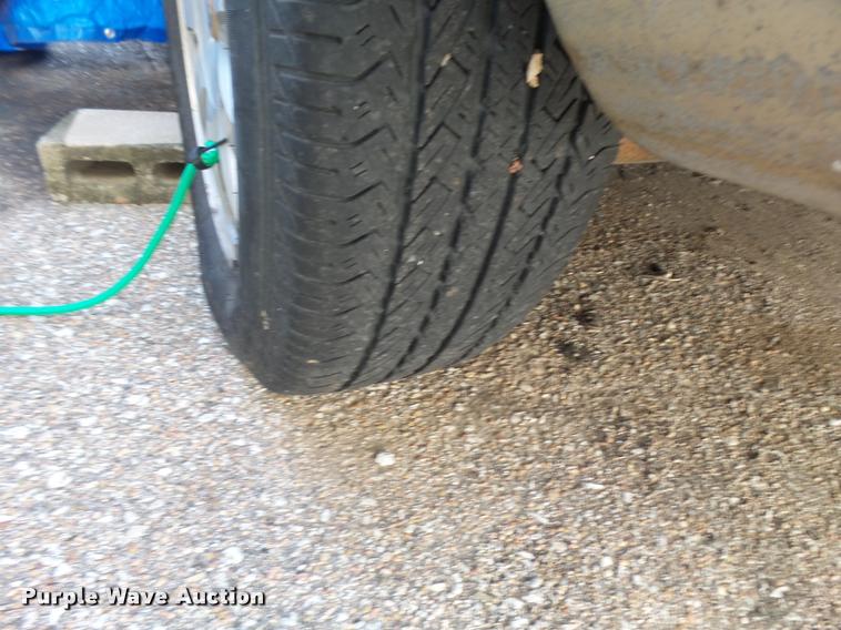 image for item L3327 2001 Chrysler Town & Country van