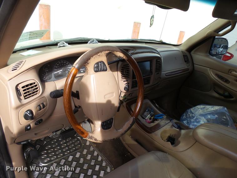 image for item L3328 1999 Lincoln Navigator SUV