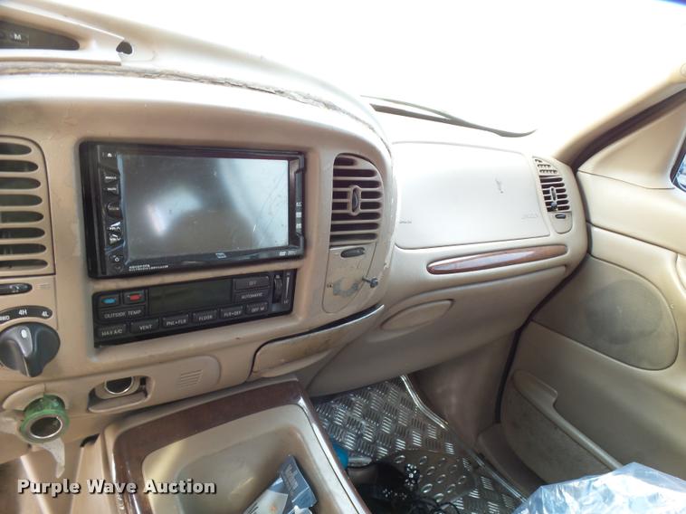 image for item L3328 1999 Lincoln Navigator SUV
