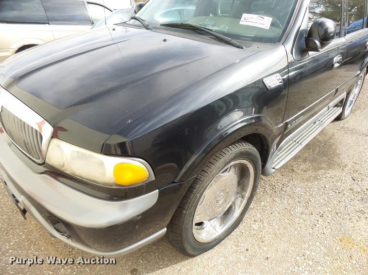 image for item L3328 1999 Lincoln Navigator SUV